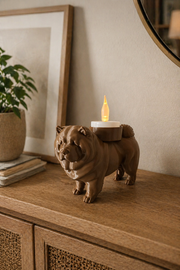 Bruine Chow Chow hond waxinelichtje houder met LED kaars in huiselijke setting – unieke hond decoratie