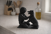 Zwart vrouw met krullen en hond beeld op keukenblad in moderne keuken als stijlvolle woondecoratie.