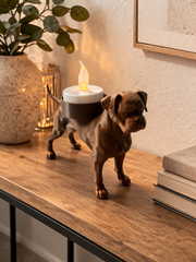 Bruine boxer waxinelichthouder als decoratieve kaarsenhouder op een houten tafel in een warm interieur.