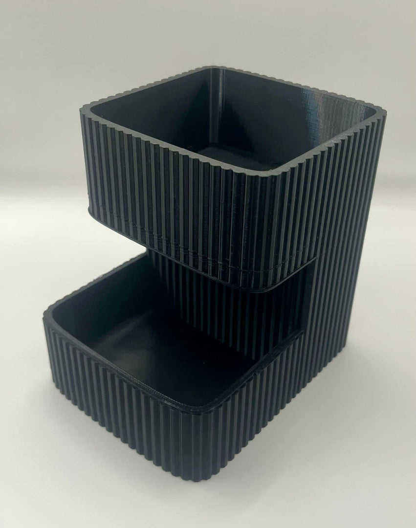 Organizer Ribbelrijk – zwarte ribbelstructuur opberger – stijlvol bureau- & interieuraccessoire – 118×150×147 mm