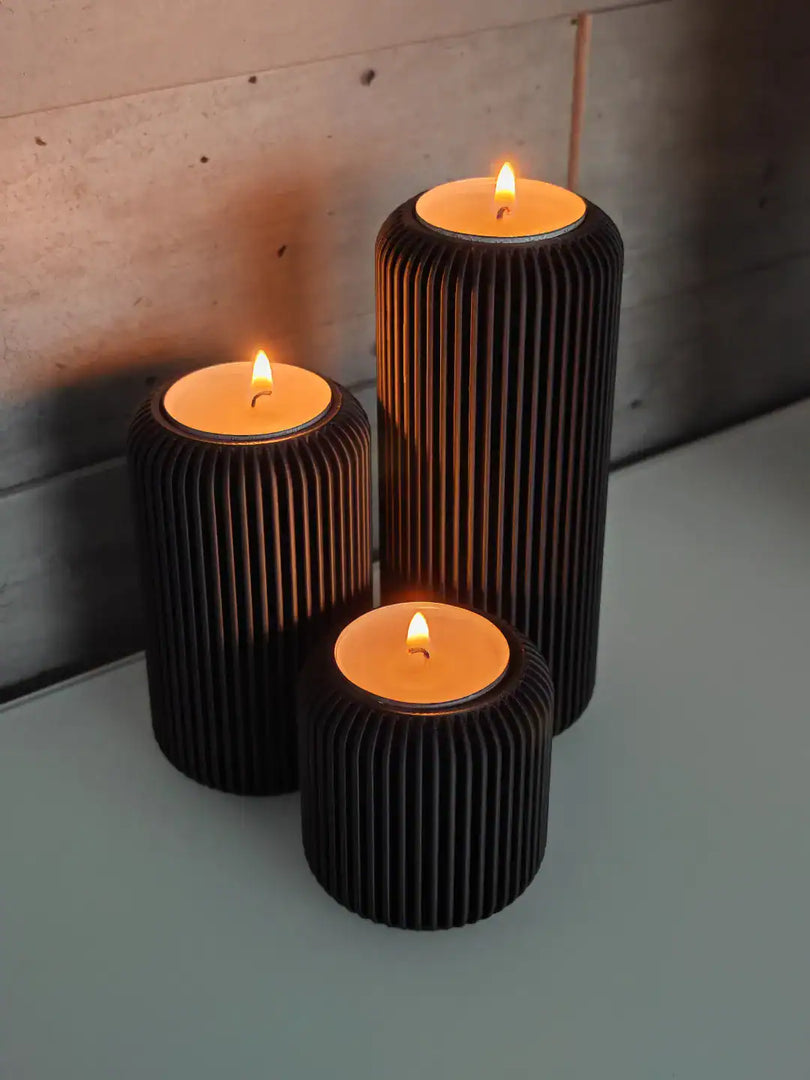 Waxinelichthouderset Ribbel – set van 3 maten – PLA – zwart/wit/grijs/rood – modern geribbeld design & sfeervol lichtspel