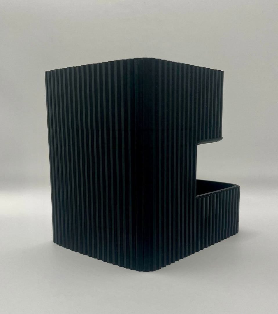 Organizer Ribbelrijk – zwarte ribbelstructuur opberger – stijlvol bureau- & interieuraccessoire – 118×150×147 mm