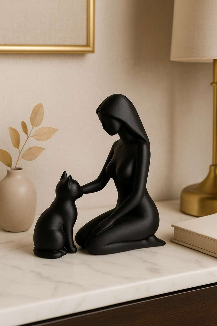 Zwart vrouw met kat beeld in modern interieur