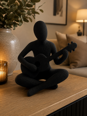 Abstracte gitaarspeler sculptuur van zwart PLA, modern decoratiebeeld van 15 cm hoog op houten tafel in woonkamer.