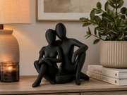 Abstract Beeld Liefde – modern zwart 3D geprint sculptuur van een zittend koppel als stijlvolle interieurdecoratie