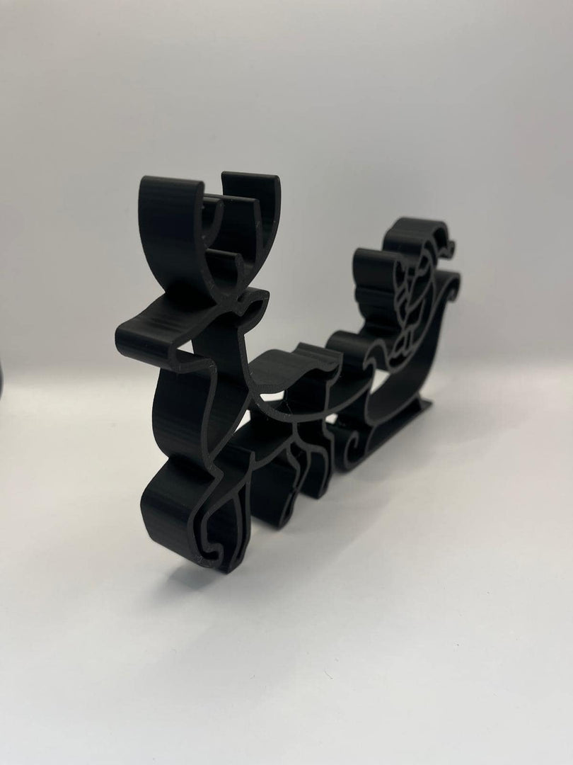Vooraanzicht van de zwarte 3D-geprinte Xmas Deco – Arrenslee met kerstman in slee en rendier op witte achtergrond.