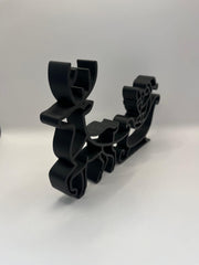 Vooraanzicht van de zwarte 3D-geprinte Xmas Deco – Arrenslee met kerstman in slee en rendier op witte achtergrond.