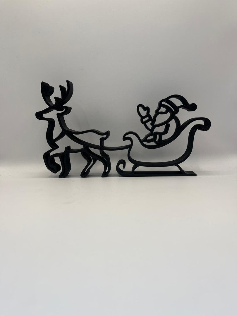 Close-up van de 3D-geprinte Xmas Deco – Arrenslee in zwart PLA met rendier en kerstman, op lichte achtergrond.
