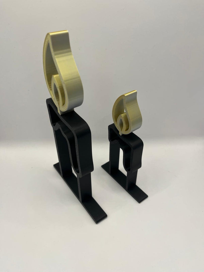 Detail van goud-zilveren vlammen op minimalistische kaarsen, 3D-geprinte winterdecoratie