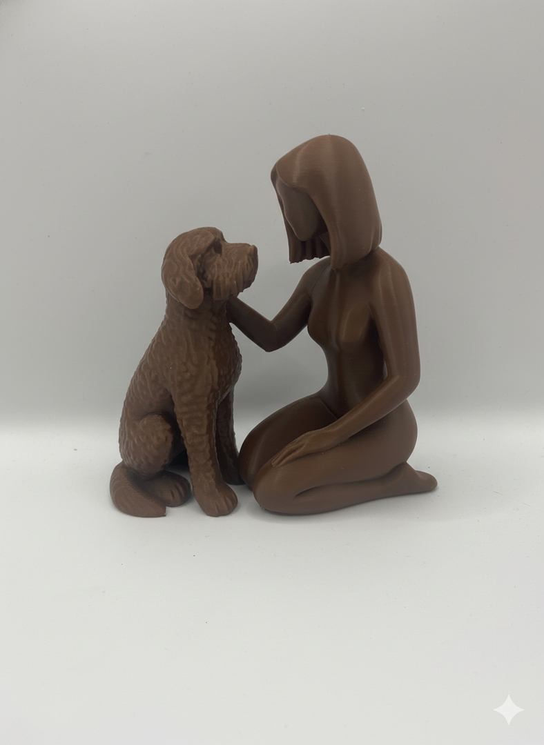 Beeldje Vrouw met Labradoodle – Modern Sculptuur in Zwart, Wit of Bruin | Decoratief Hondenbeeld voor Interieur