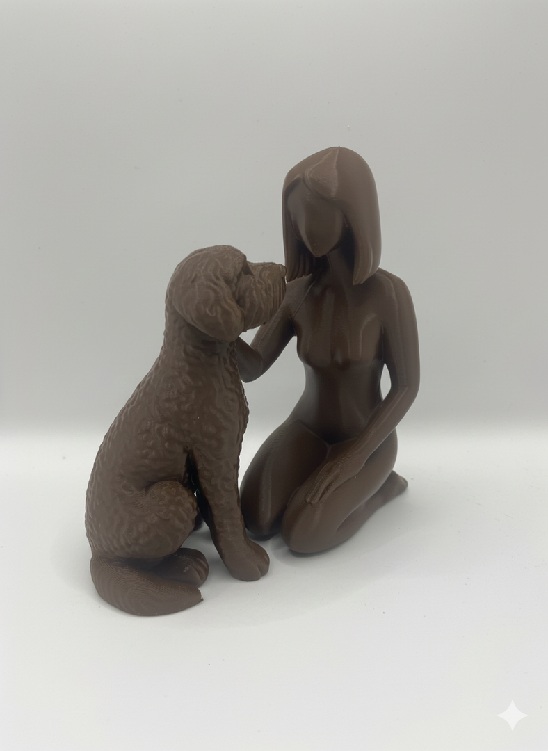 Beeldje Vrouw met Labradoodle – Modern Sculptuur in Zwart, Wit of Bruin | Decoratief Hondenbeeld voor Interieur
