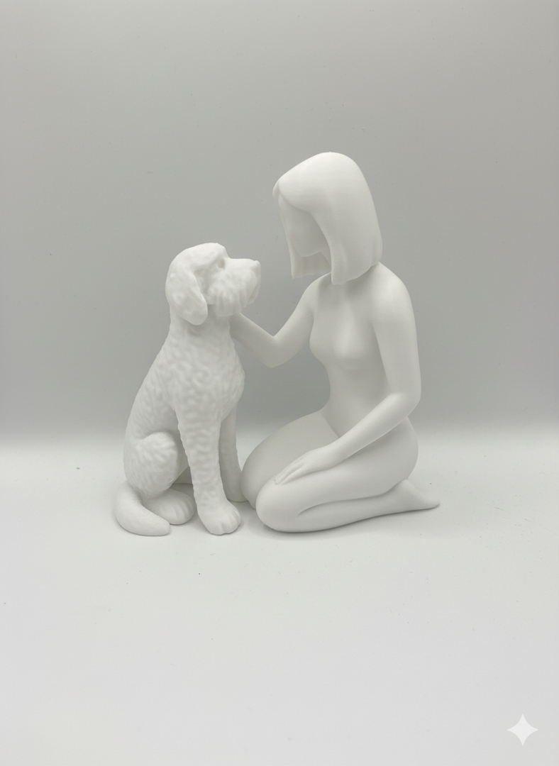 Beeldje Vrouw met Labradoodle – Modern Sculptuur in Zwart, Wit of Bruin | Decoratief Hondenbeeld voor Interieur