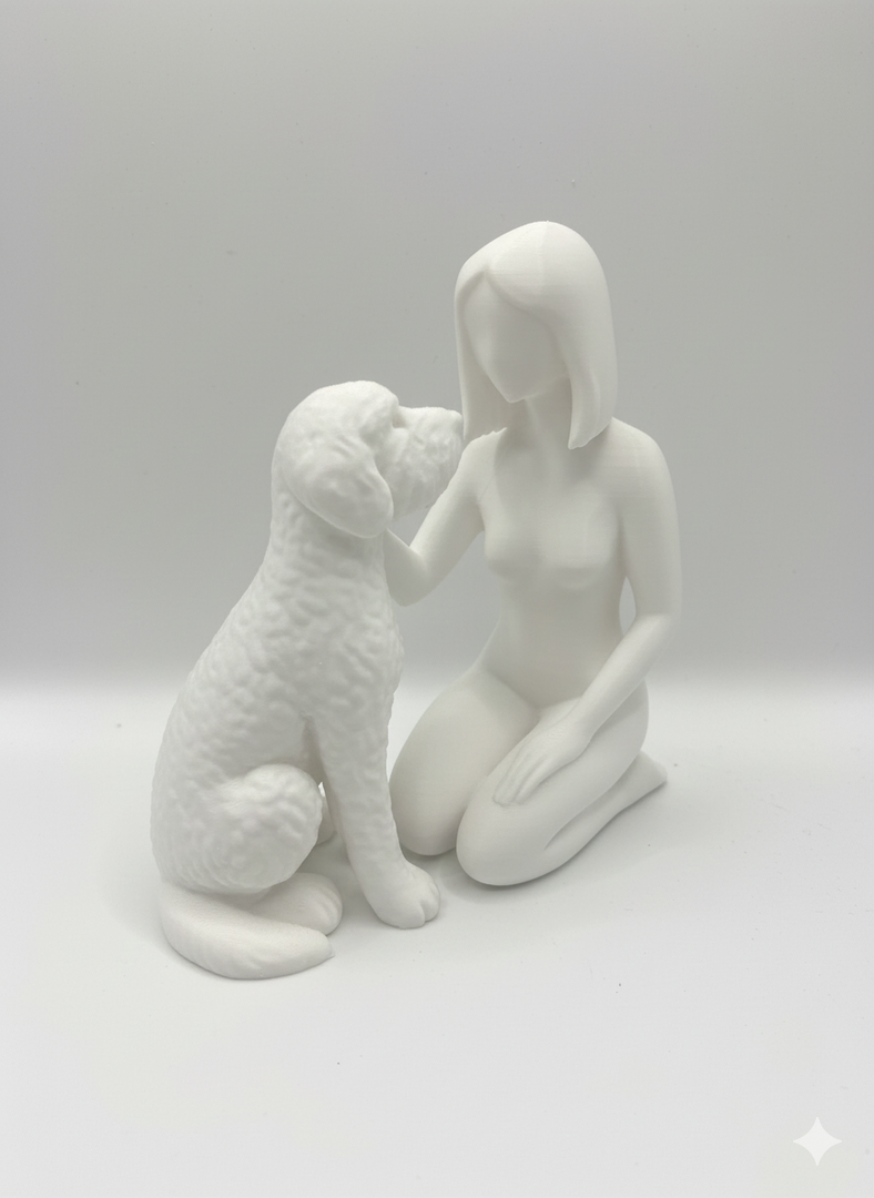 Beeldje Vrouw met Labradoodle – Modern Sculptuur in Zwart, Wit of Bruin | Decoratief Hondenbeeld voor Interieur