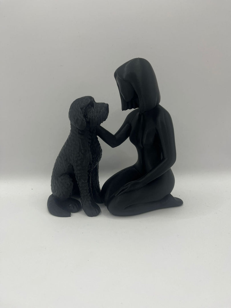 Beeldje Vrouw met Labradoodle – Modern Sculptuur in Zwart, Wit of Bruin | Decoratief Hondenbeeld voor Interieur