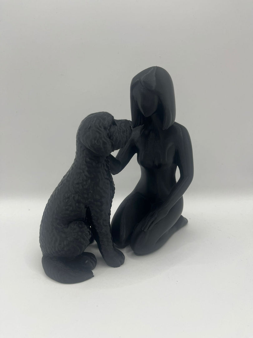Beeldje Vrouw met Labradoodle – Modern Sculptuur in Zwart, Wit of Bruin | Decoratief Hondenbeeld voor Interieur