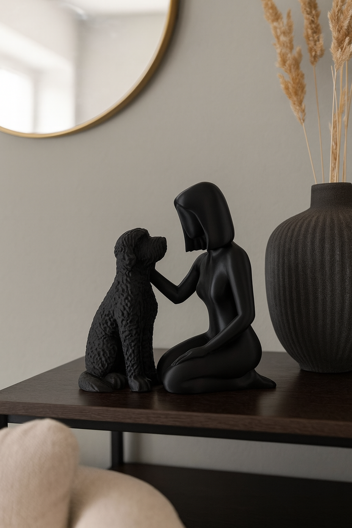 Beeldje Vrouw met Labradoodle – Modern Sculptuur in Zwart, Wit of Bruin | Decoratief Hondenbeeld voor Interieur