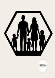 Wanddecoratie Familie – 2 Ouders & 3 Kinderen – Silhouet in Hexagon Frame – PLA – Zwart | Antraciet | Grijs | Wit – 175×151 mm
