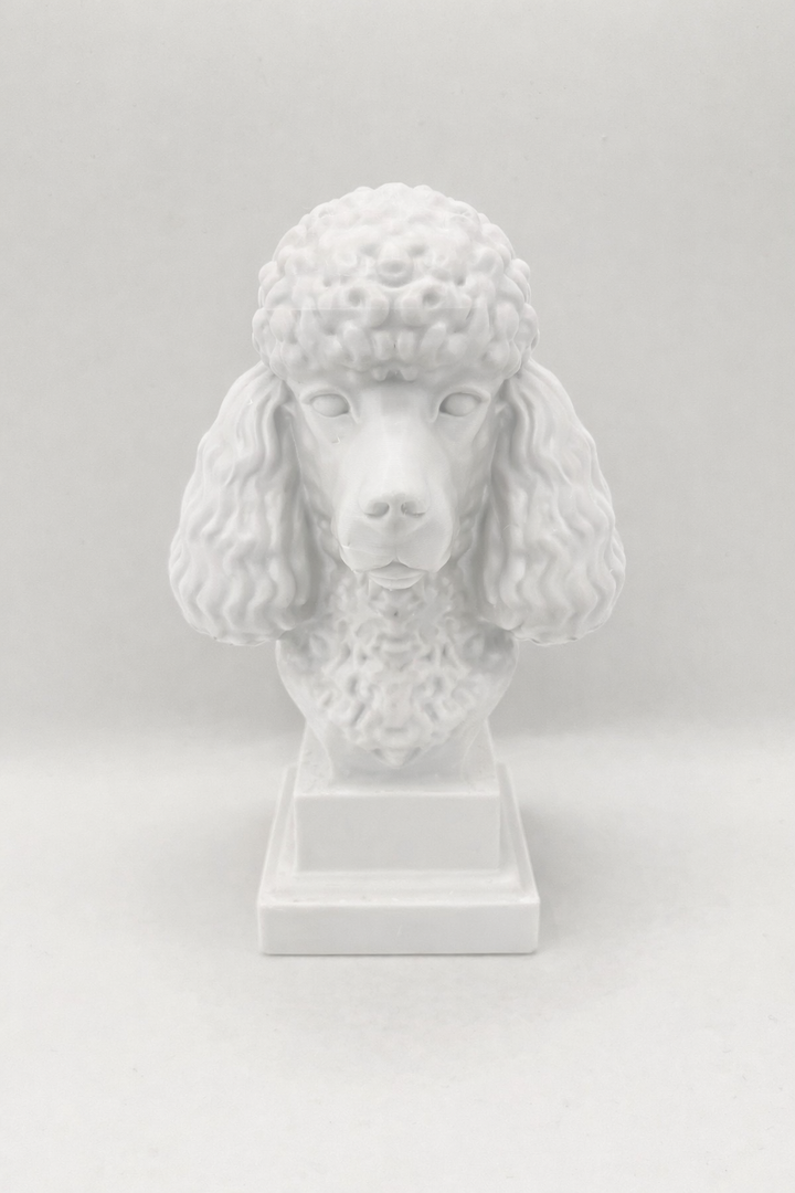Poedel Hondenbeeld op Sokkel – 3D Geprint – 15 cm – Wit / Zwart / Bruin