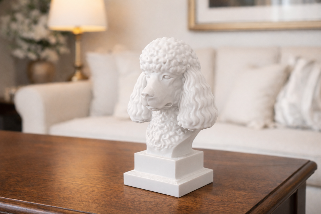 Poedel Hondenbeeld op Sokkel – 3D Geprint – 15 cm – Wit / Zwart / Bruin