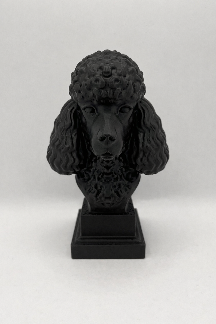 Poedel Hondenbeeld op Sokkel – 3D Geprint – 15 cm – Wit / Zwart / Bruin