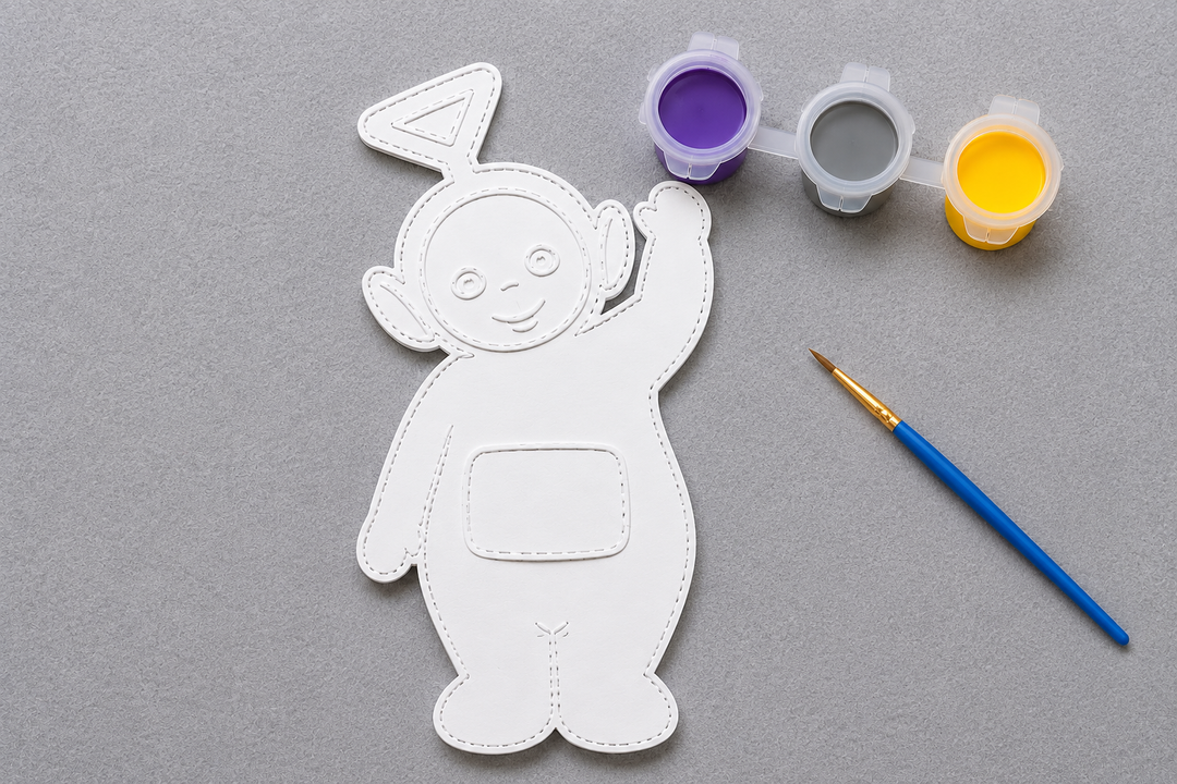 Complete Tinky Winky DIY knutselset met verfbaar figuur, penseel en verfkleuren paars, geel en grijs.