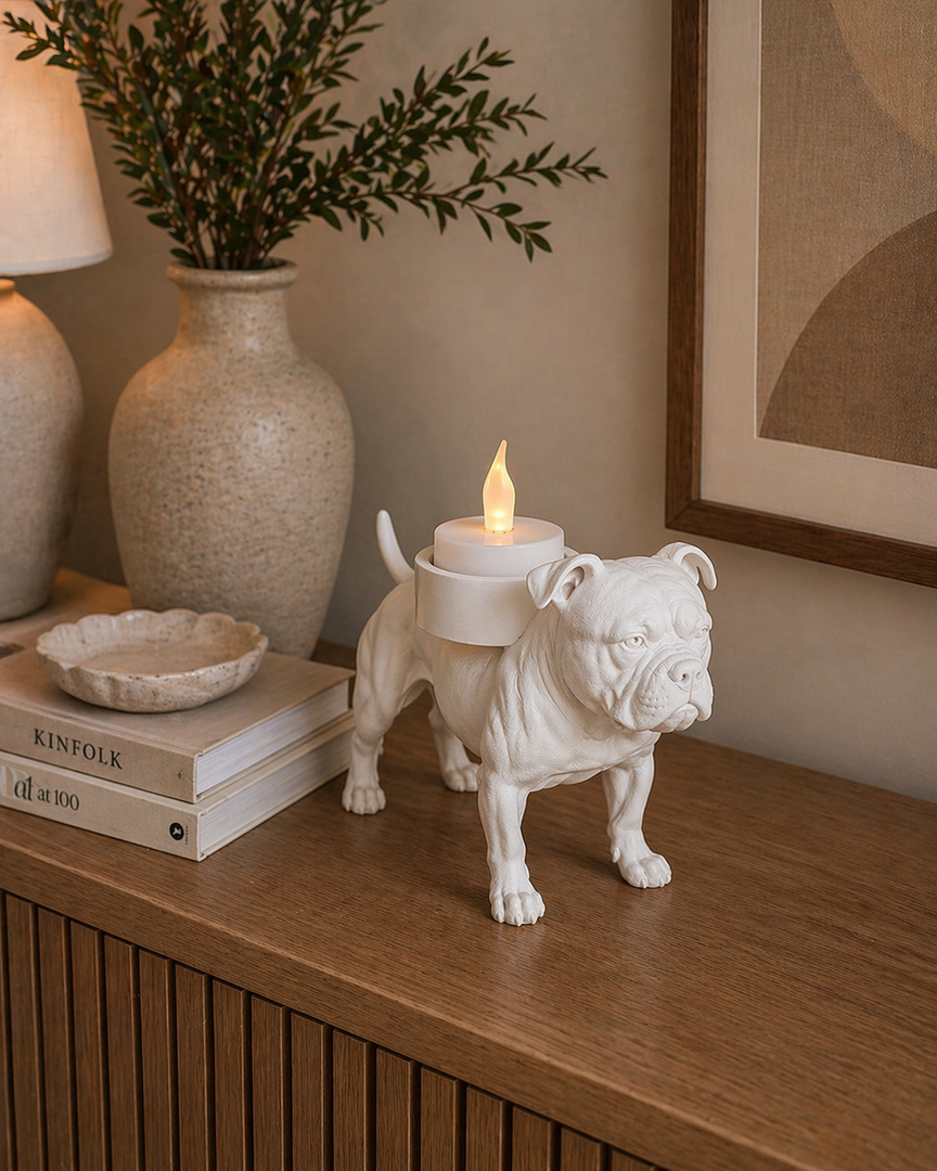 Matte witte American Bully waxinelichthouder met LED-waxinelichtje op houten kast in warme huiselijke omgeving langs de wand.