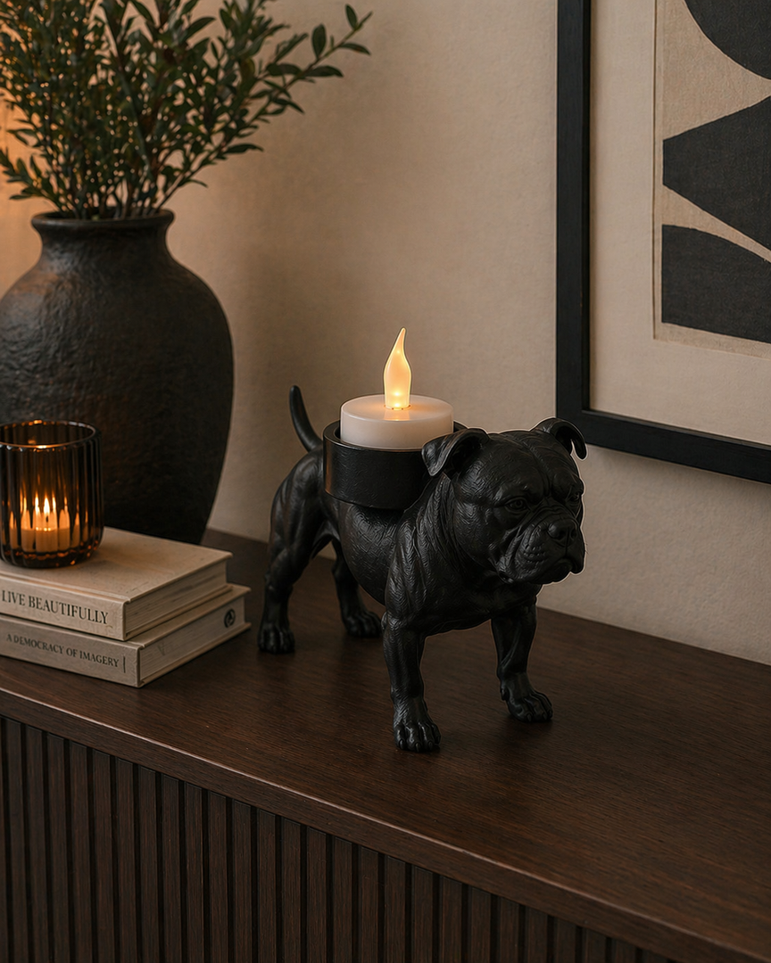 Matte zwarte American Bully waxinelichthouder met LED-waxinelichtje op donker houten kastje met sfeervolle decoratie.