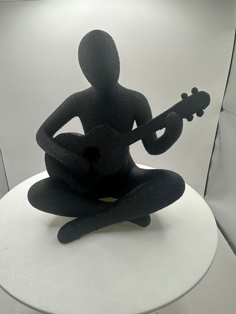 Vooraanzicht van abstracte gitaarspeler sculptuur in zwart design, moderne woondecoratie van 15 cm.