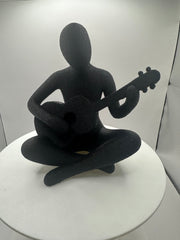 Vooraanzicht van abstracte gitaarspeler sculptuur in zwart design, moderne woondecoratie van 15 cm.