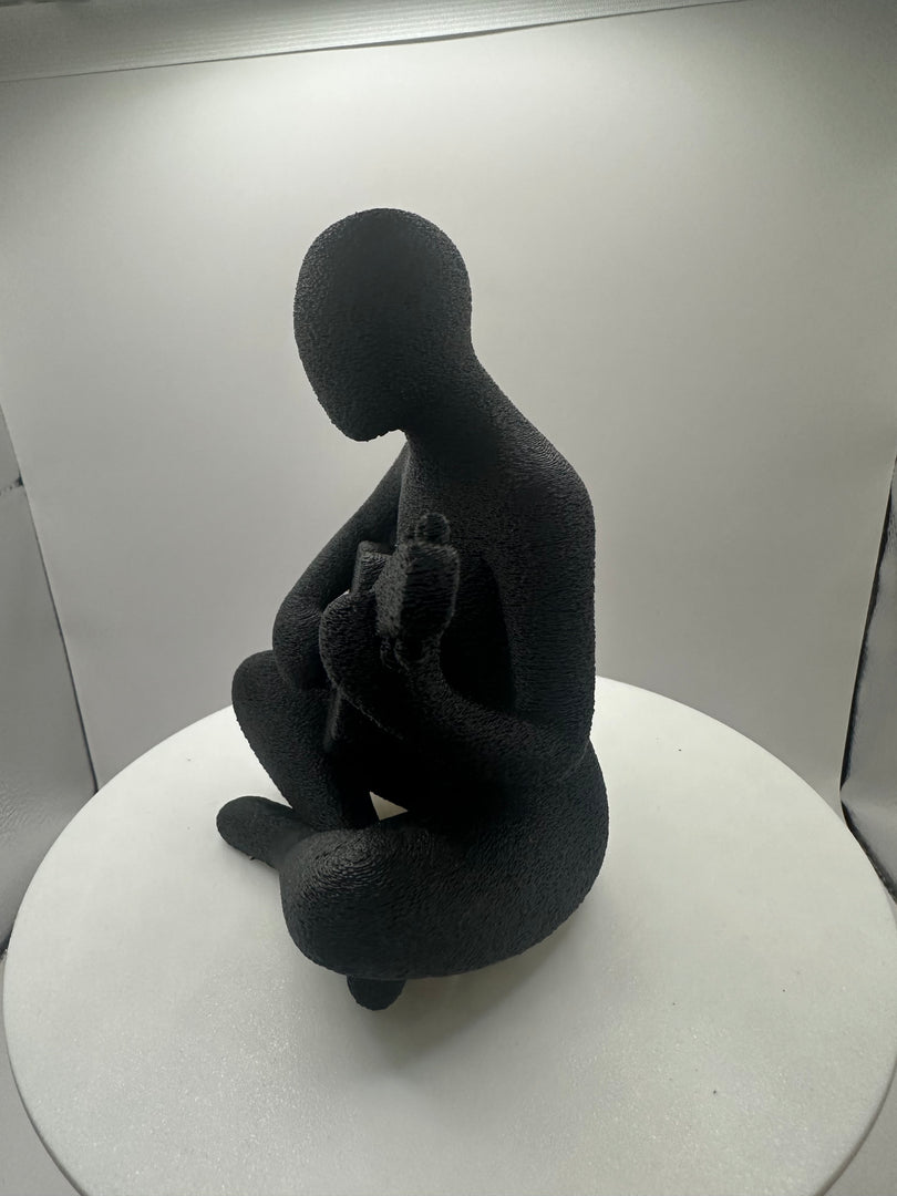 Zijaanzicht van moderne abstracte gitaarspeler sculptuur in zwarte uitvoering.