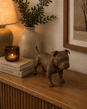 Bruin American Bully decoratiebeeld voor modern interieur