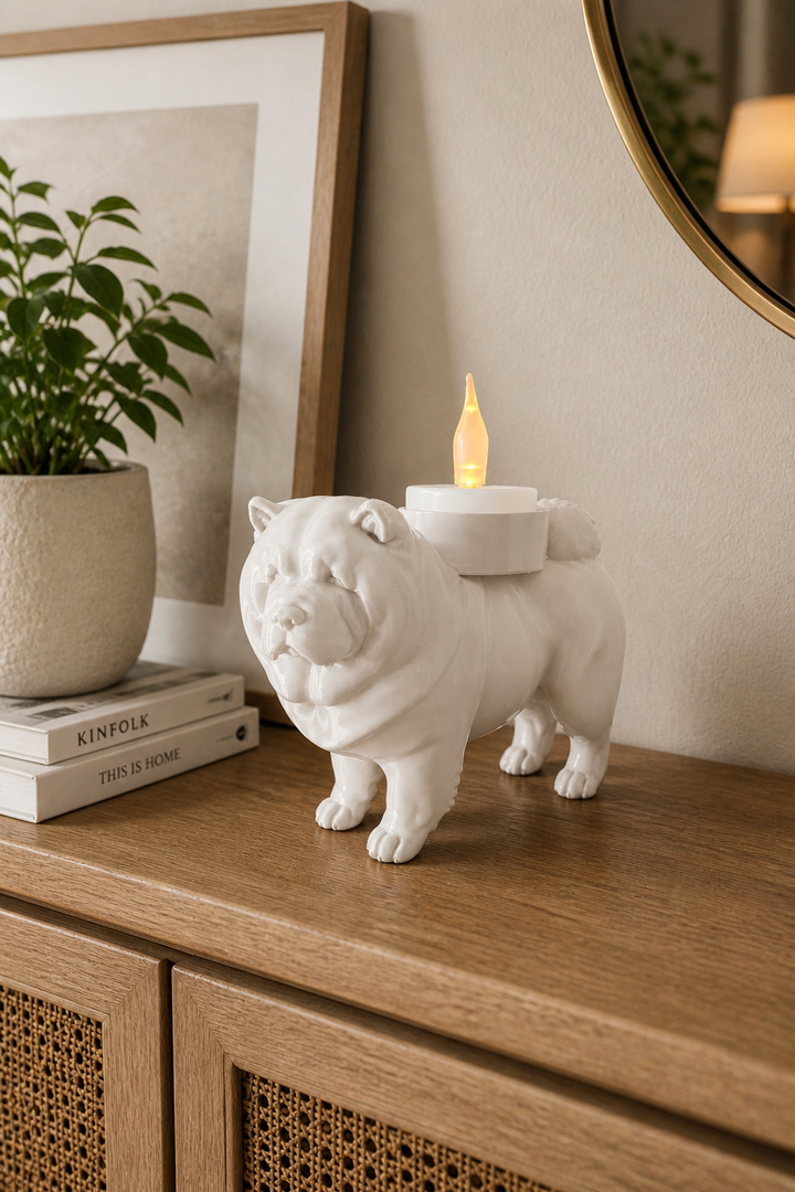 Witte Chow Chow hond waxinelichtje houder op kastje in huiselijke omgeving – unieke hond decoratie cadeau