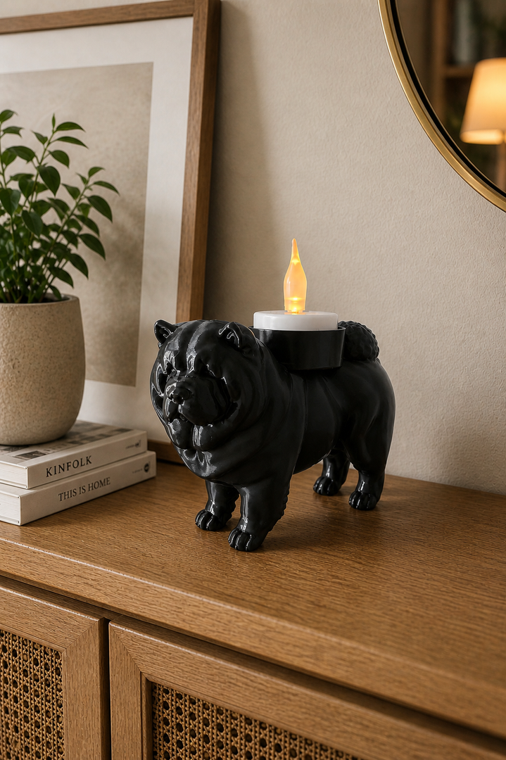Zwarte Chow Chow hond waxinelichtje houder op kastje langs de wand – stijlvolle hond decoratie cadeau