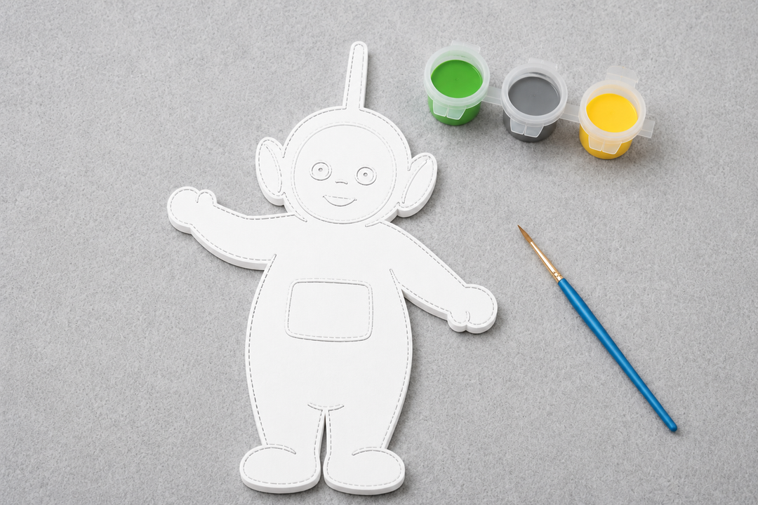 Verfbaar Dipsy figuur met penseel en verfkleuren groen, grijs en geel uit de Teletubbies DIY Paint Kit van Hunoba Creative.