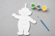 Verfbaar Dipsy figuur met penseel en verfkleuren groen, grijs en geel uit de Teletubbies DIY Paint Kit van Hunoba Creative.