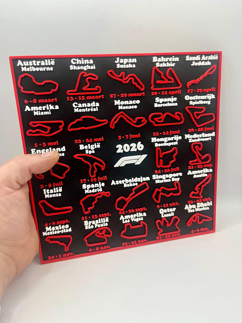 Formule 1 kalender 2026 in de hand ter illustratie van het formaat