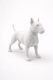 Hunoba Creative wit Bull Terrier beeldje in studio setting met strakke witte achtergrond