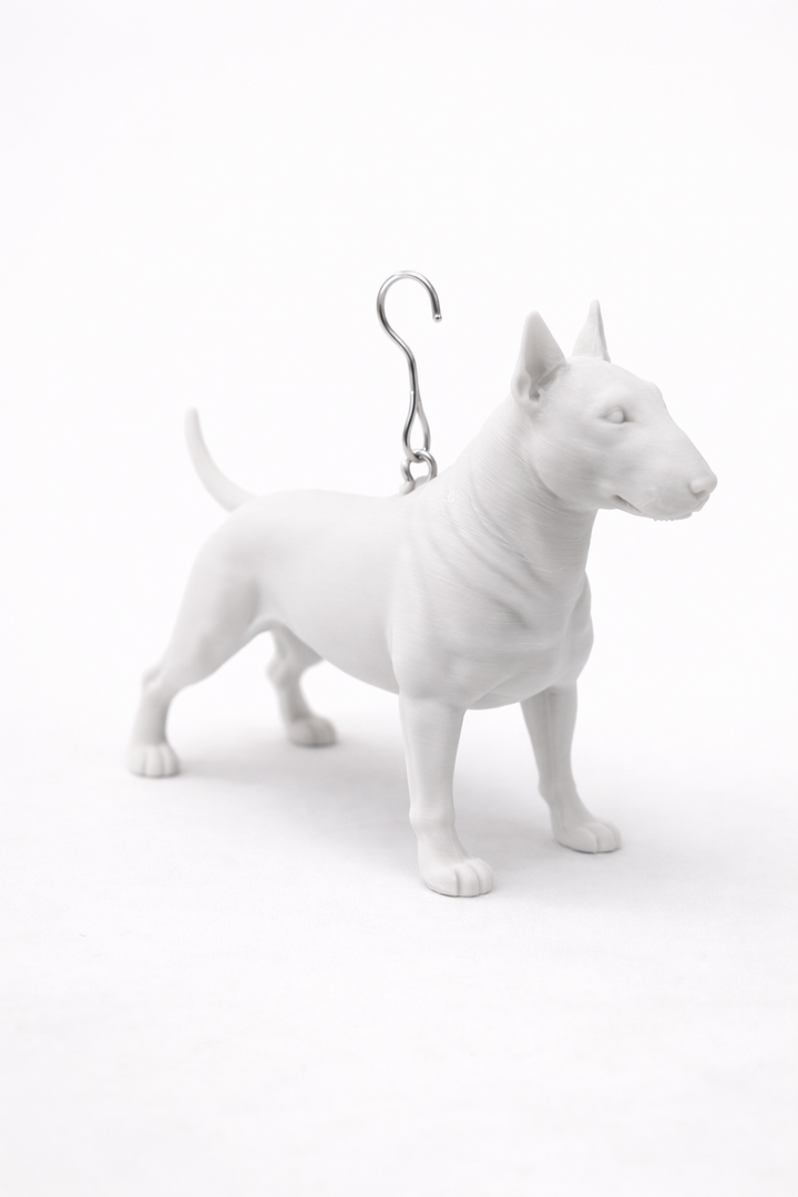Hunoba Creative witte Bull Terrier kersthanger in studio setting met metalen kersthaakje