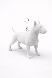Hunoba Creative witte Bull Terrier kersthanger in studio setting met metalen kersthaakje