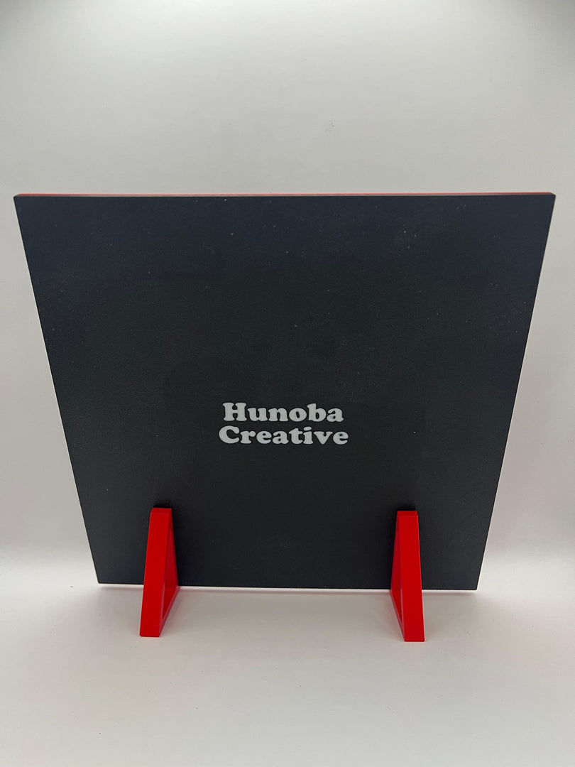 Achterkant van Formule 1 kalender 2026 met Hunoba Creative logo