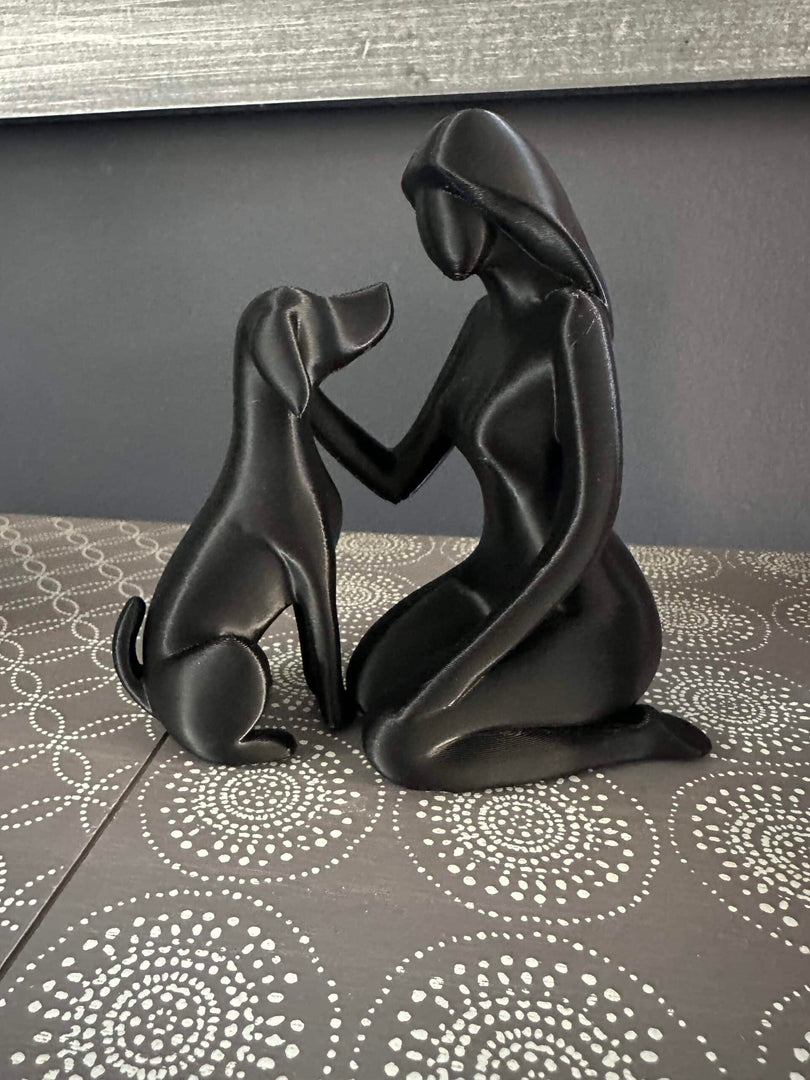 Vrouw met Hond Beeld – Honden Decoratie – PLA – Zwart/Wit/Bruin – 150 mm Hoog – Minimalistisch & Betekenisvol