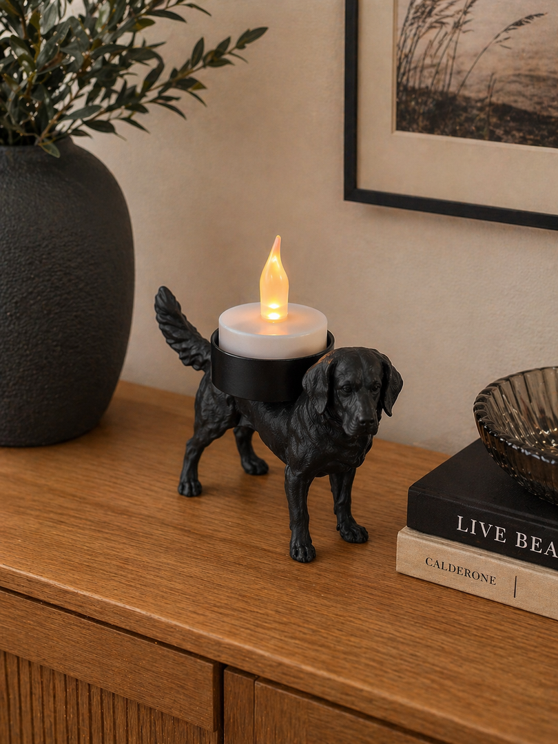 Zwarte Kleine Münsterländer hond waxinelichthouder met LED waxinelichtje op houten kast als stijlvolle woondecoratie.