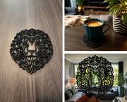 Collage van luxe zwarte leeuw onderzetters met uitgesneden design, getoond als wanddecoratie, onder koffiemokken en als decoratief detail.