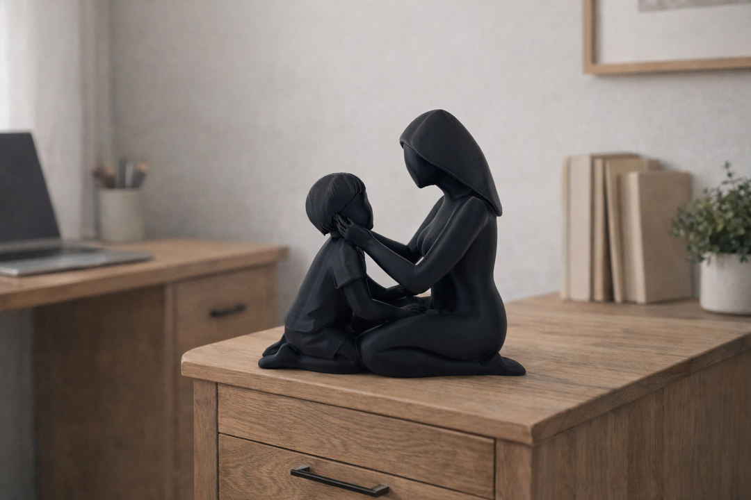 Zwart moeder en kind beeld op houten kast als warme woondecoratie