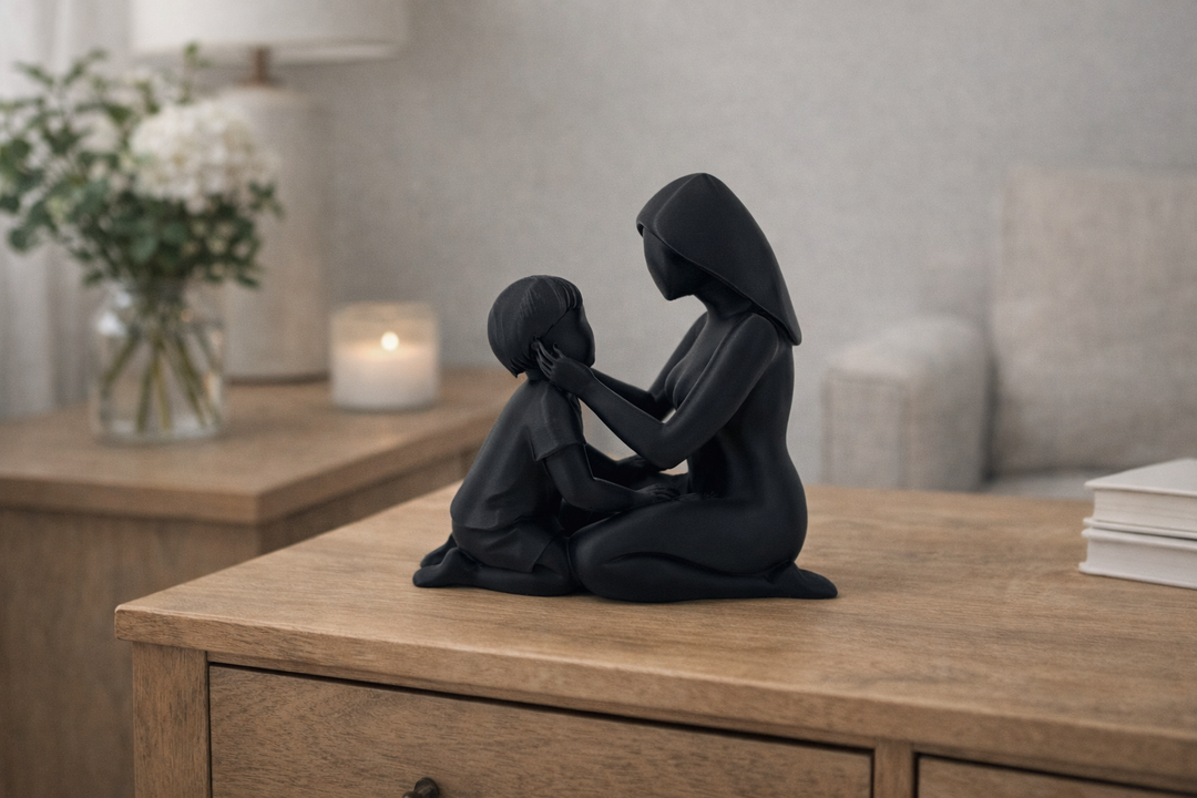 Moeder en kind beeld met kaars en bloemen in sfeervolle woonomgeving