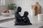 Minimalistisch moeder en kind sculptuur op keukenblad in modern interieur