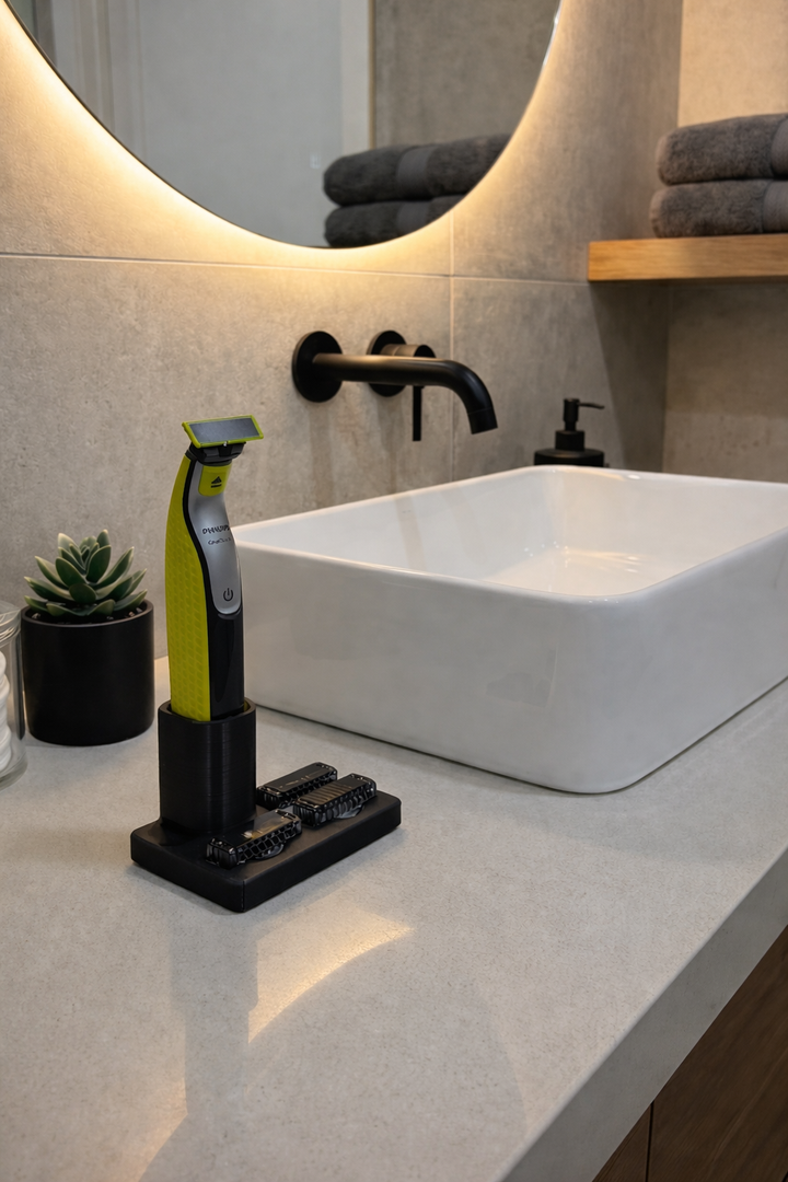 Zwarte OneBlade houder met oplaadfunctie op wastafel in moderne badkamer, inclusief opzetstukken en antislip basis