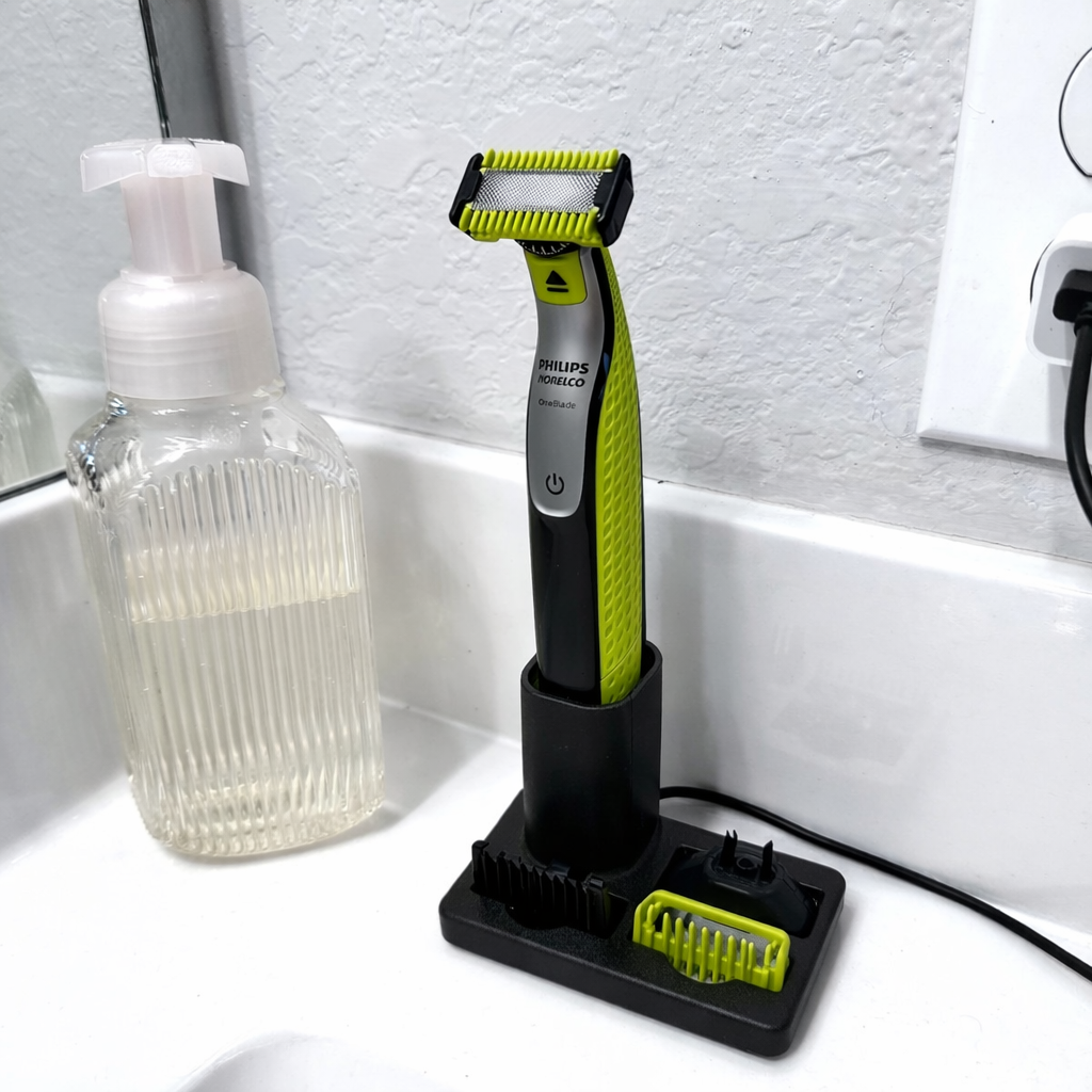warte OneBlade houder in gebruik op wastafel met opzetstukken en aangesloten oplaadkabel