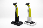 OneBlade houder in zwart en wit met oplaadfunctie en opbergvakken voor opzetstukken