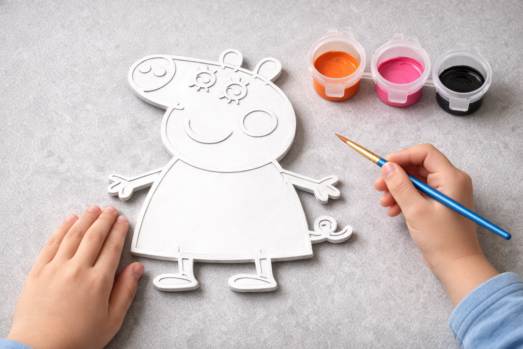 Peppa Pig Mama Pig verfbaar figuur met verf en penseel als creatieve knutselactiviteit voor kinderen.